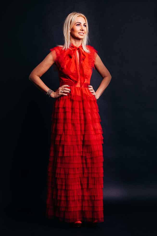 modelka w czerwonej sukni