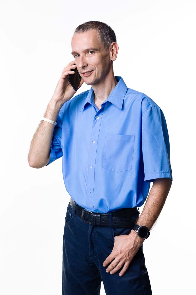 biznesman z telefonem pozuje do zdjęcia