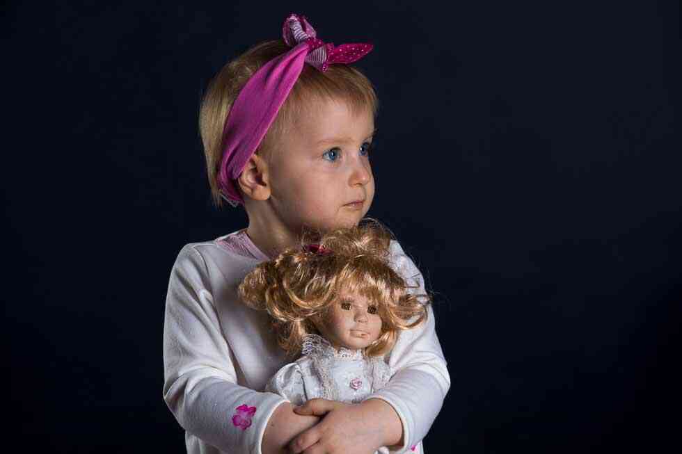 dziewczynka z lalką