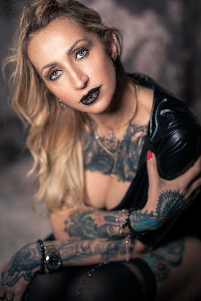 kobieta z tatuażem