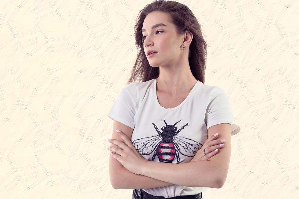 portret kobiety z koszulką we wzór muchy